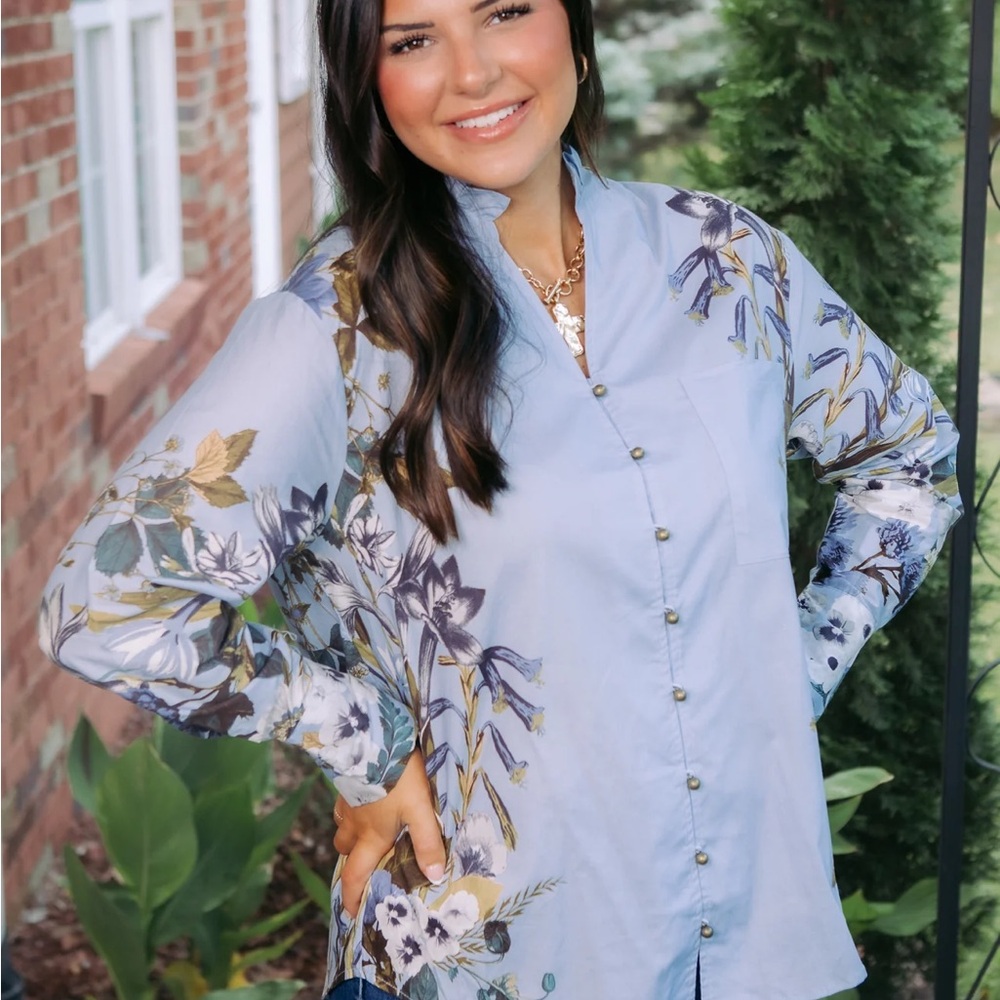 Entro Blue Floral Button-Down Shirt. Size M